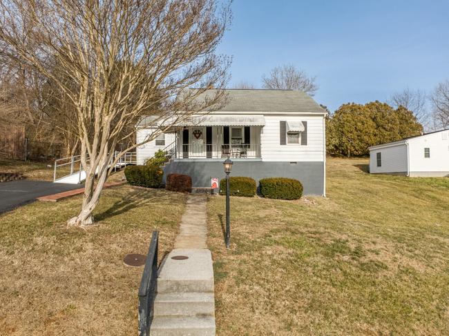 6818 Pulaski Avenue, VA 24141