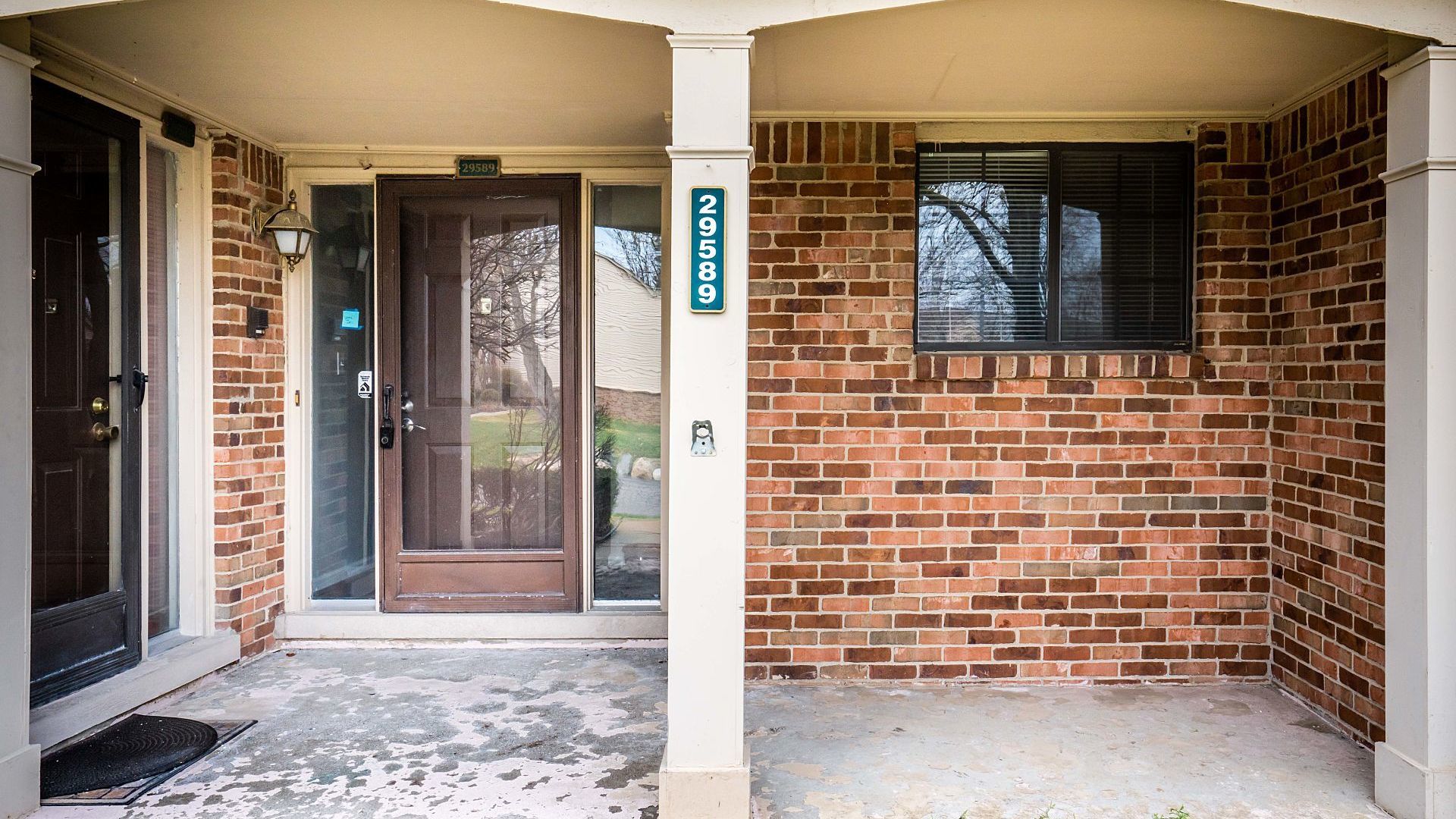 29589 Pine Ridge Circle, Farmington Hills, MI 48331. Pristine Condo in