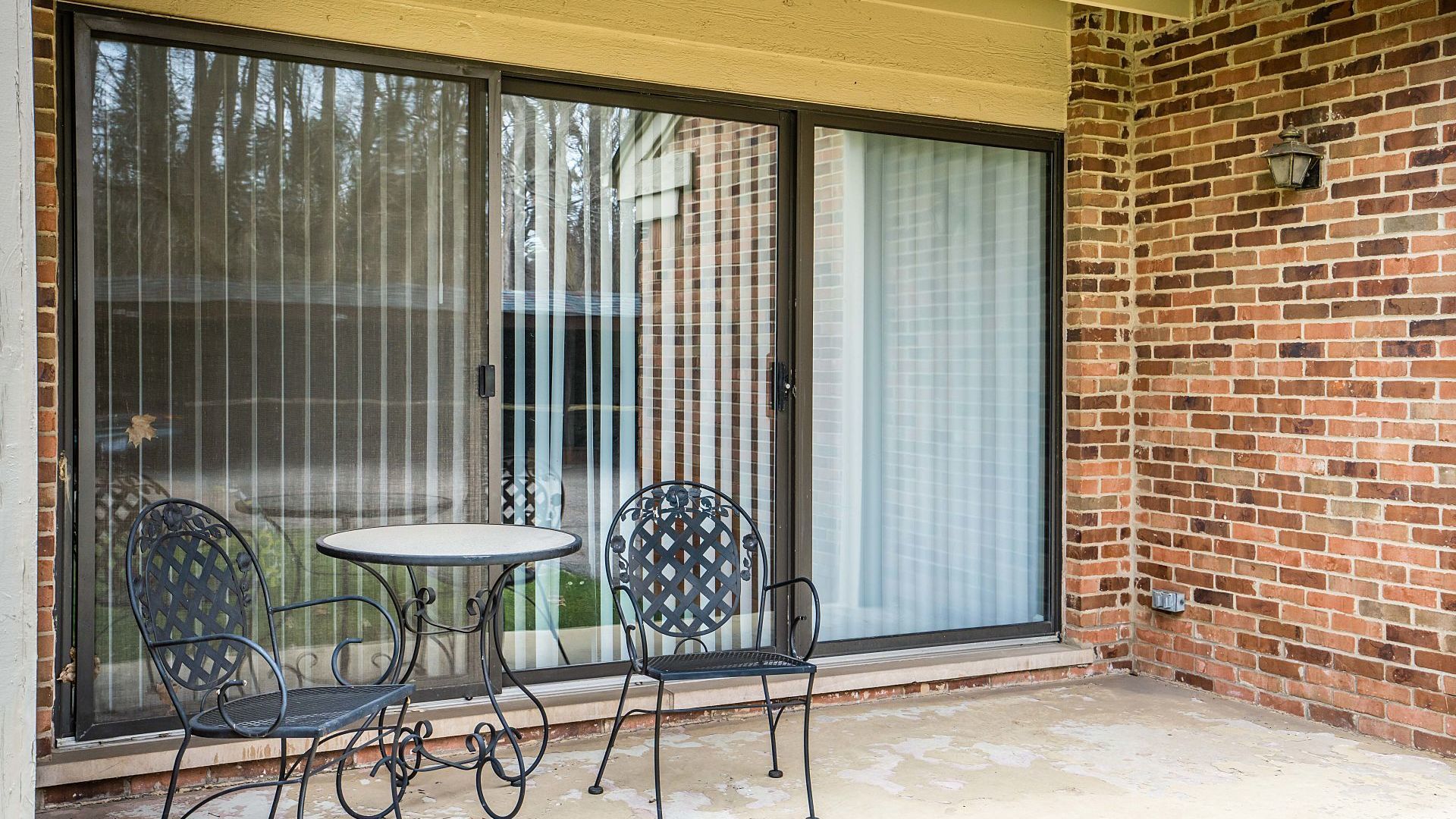 29589 Pine Ridge Circle, Farmington Hills, MI 48331. Pristine Condo in