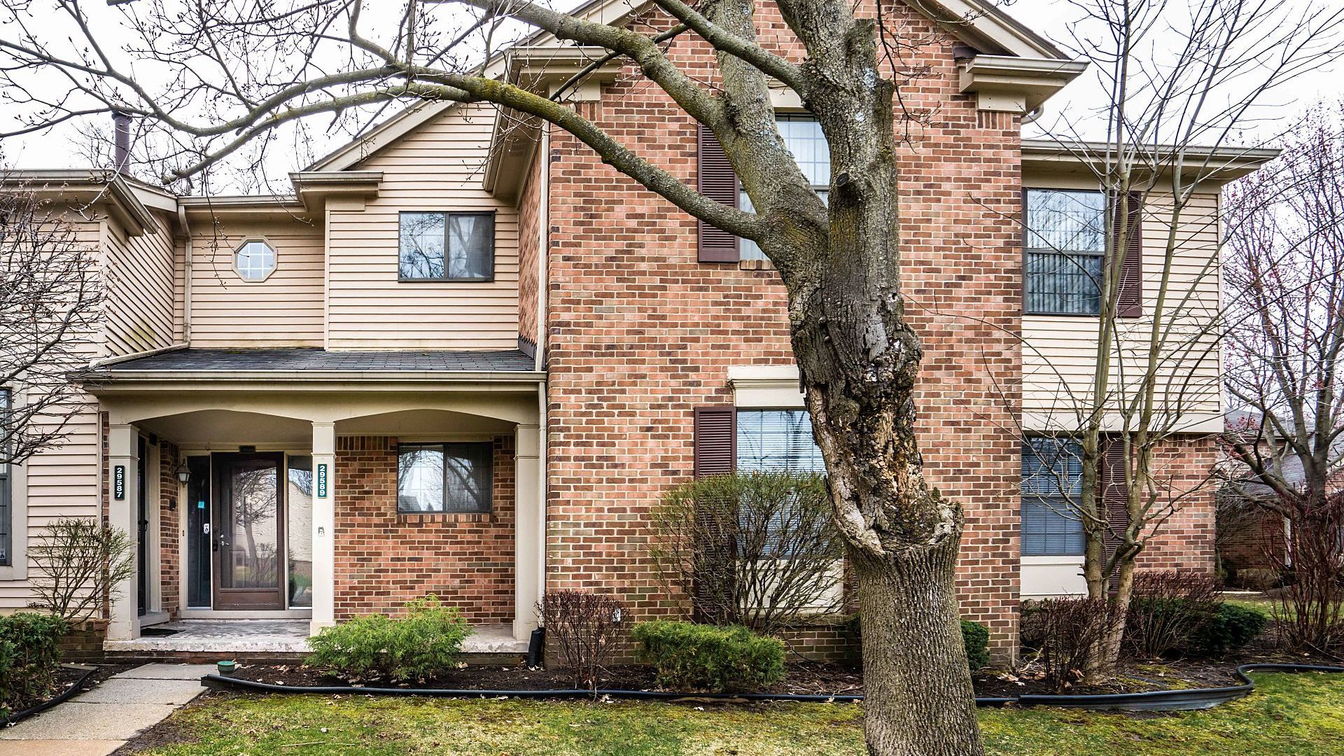 29589 Pine Ridge Circle, Farmington Hills, MI 48331. Pristine Condo in Ramblewood Community!