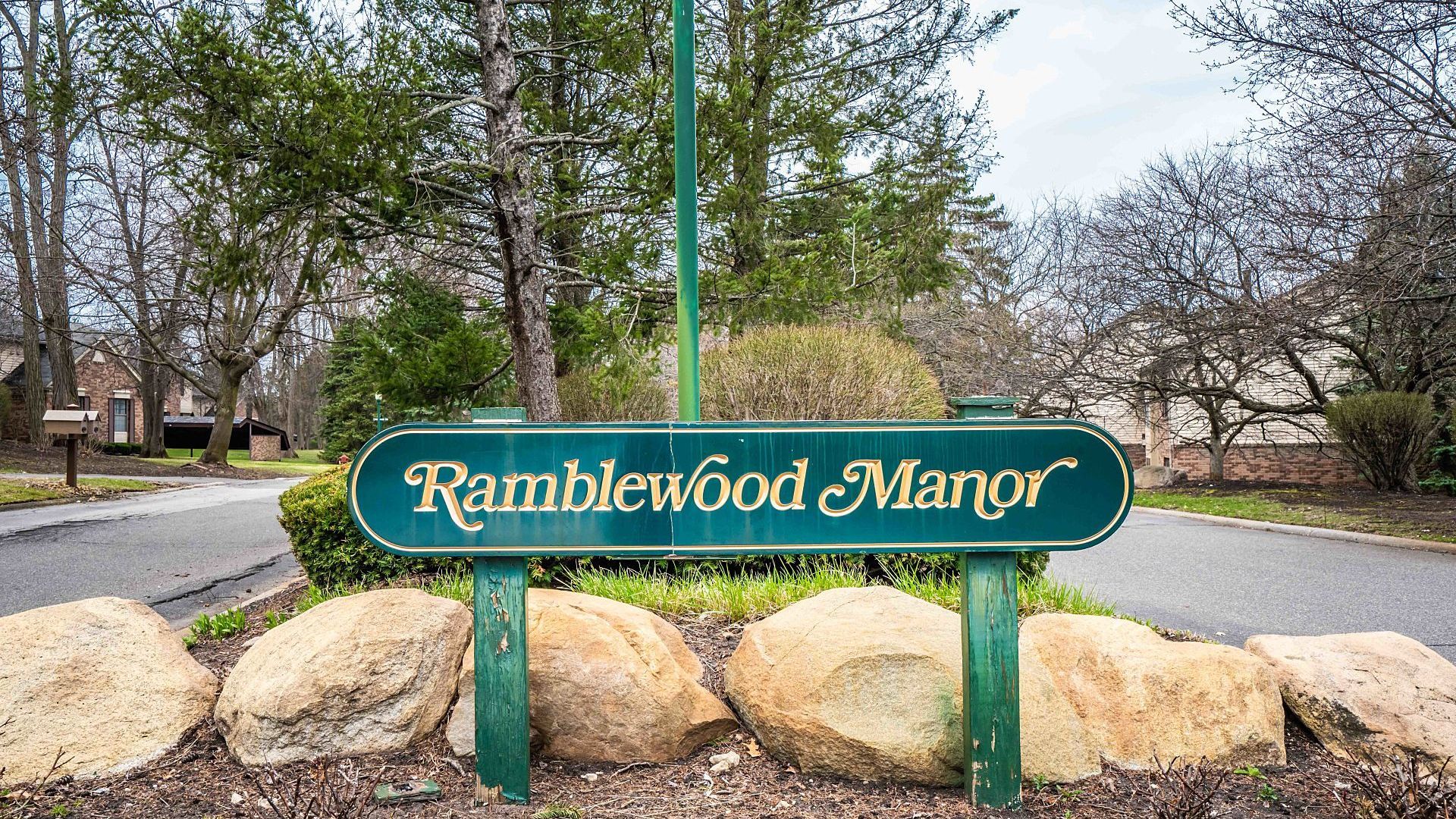 29589 Pine Ridge Circle, Farmington Hills, MI 48331. Pristine Condo in