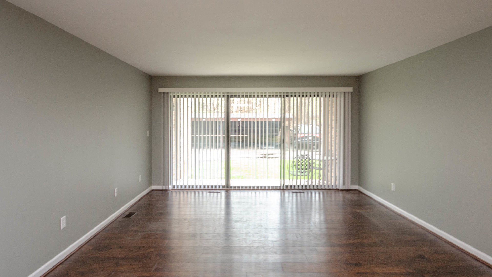 29589 Pine Ridge Circle, Farmington Hills, MI 48331. Pristine Condo in