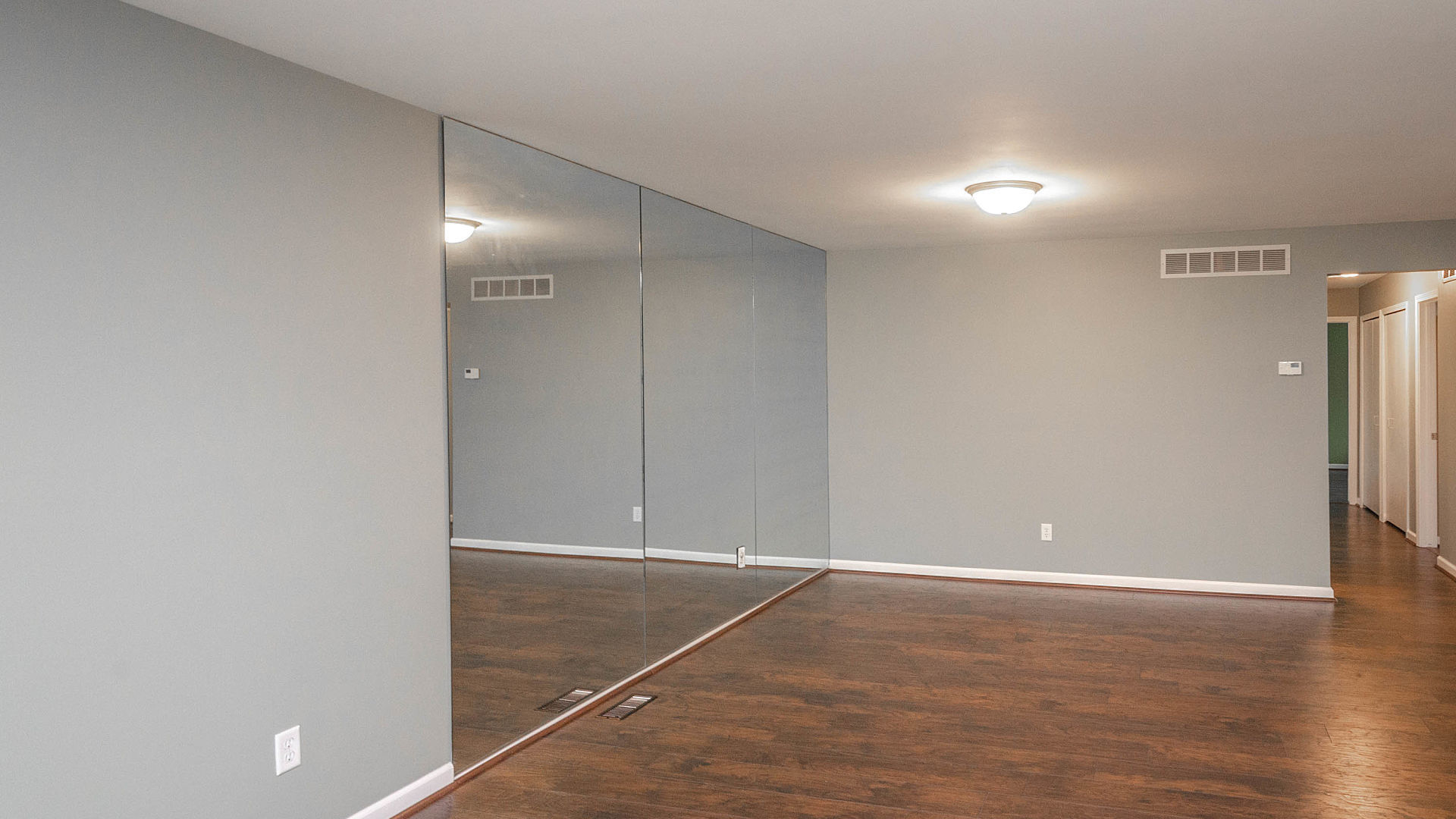 29589 Pine Ridge Circle, Farmington Hills, MI 48331. Pristine Condo in