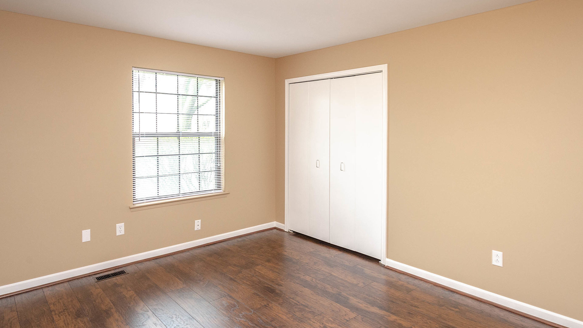 29589 Pine Ridge Circle, Farmington Hills, MI 48331. Pristine Condo in