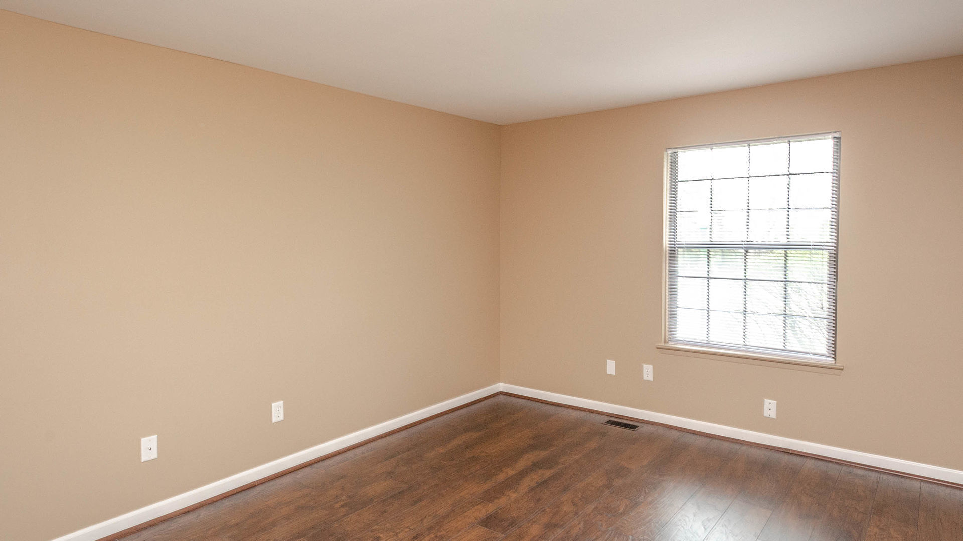 29589 Pine Ridge Circle, Farmington Hills, MI 48331. Pristine Condo in