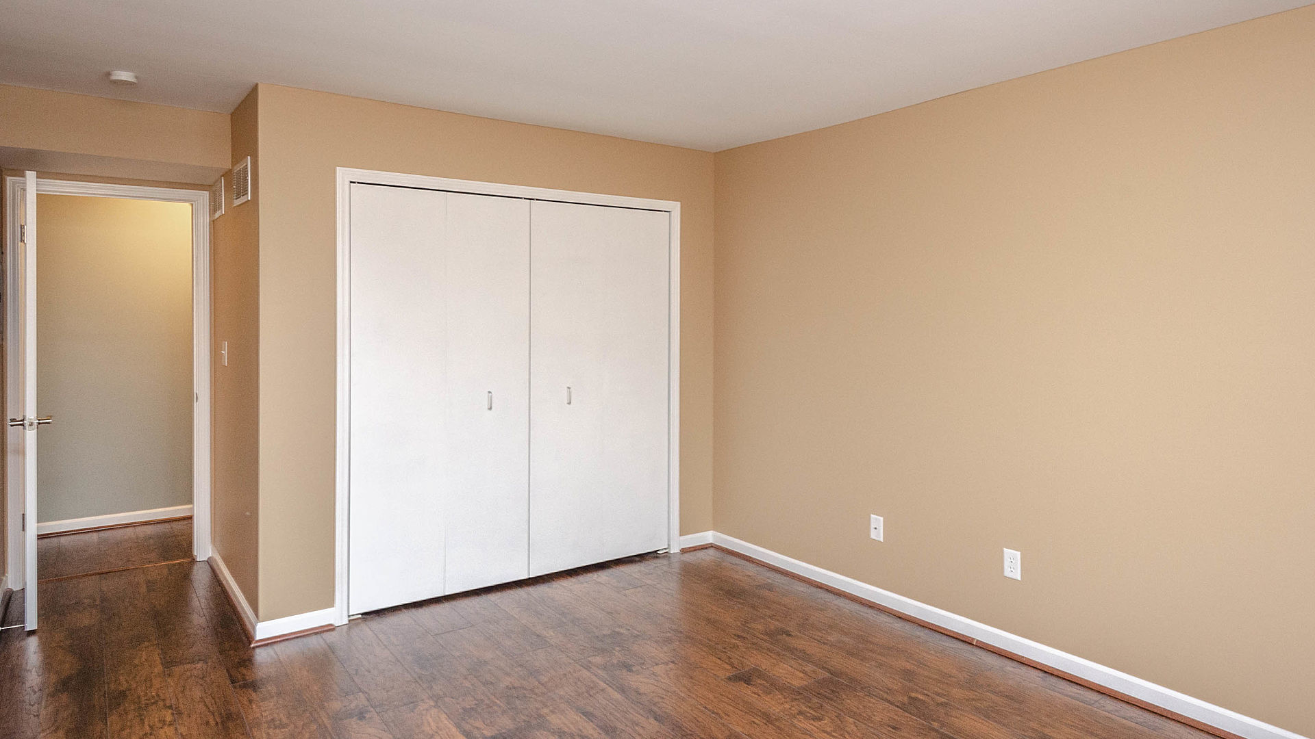 29589 Pine Ridge Circle, Farmington Hills, MI 48331. Pristine Condo in