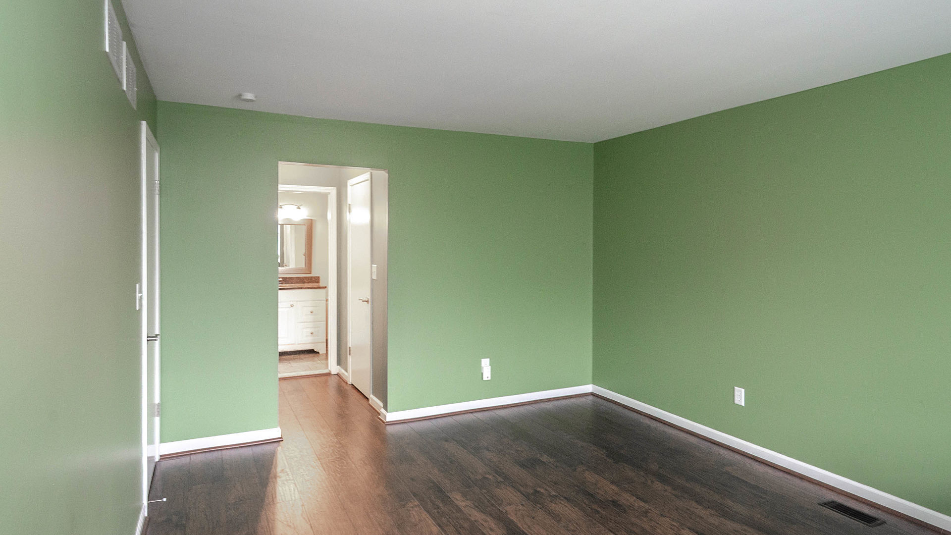 29589 Pine Ridge Circle, Farmington Hills, MI 48331. Pristine Condo in