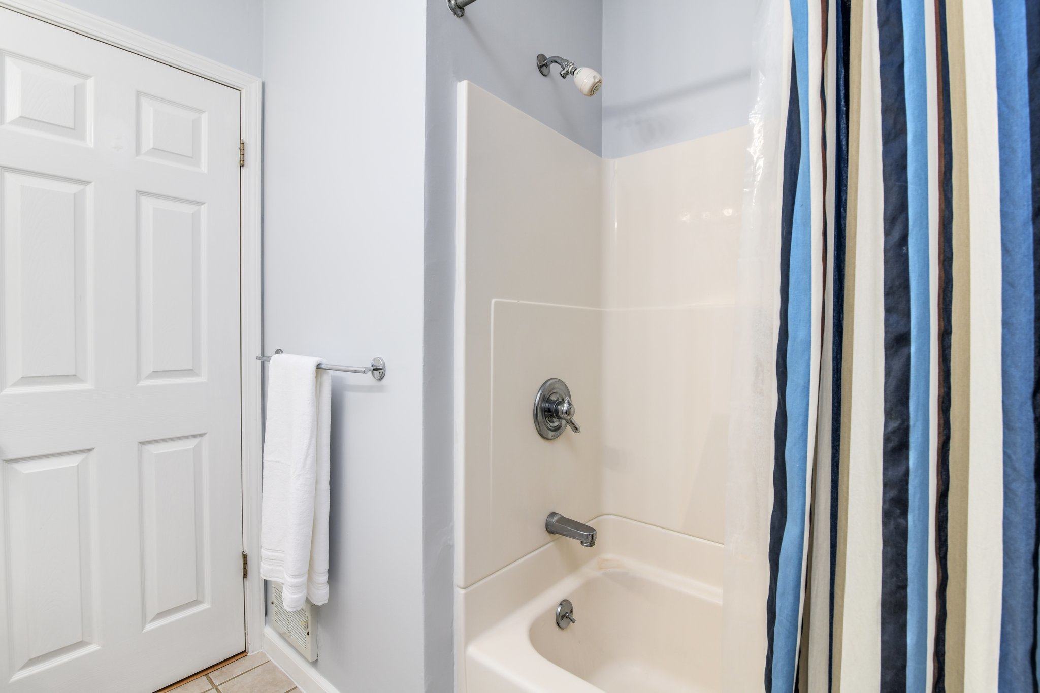 3415 Rush Lake Road, Pinckney, MI 48169. Wonderful SplitLevel home