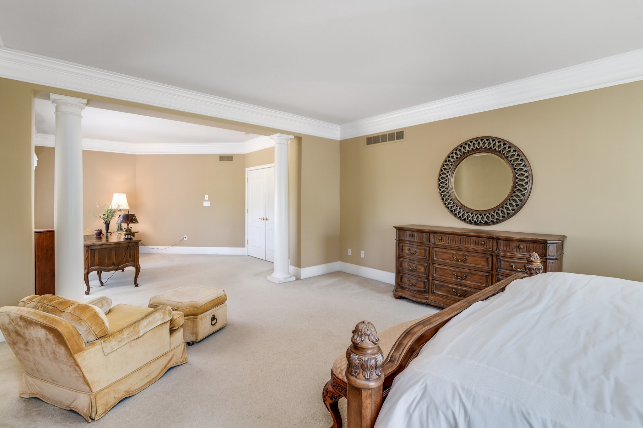 2781 Walnut Ridge Dr, Ann Arbor, MI 48103. Exquisitely finished home in