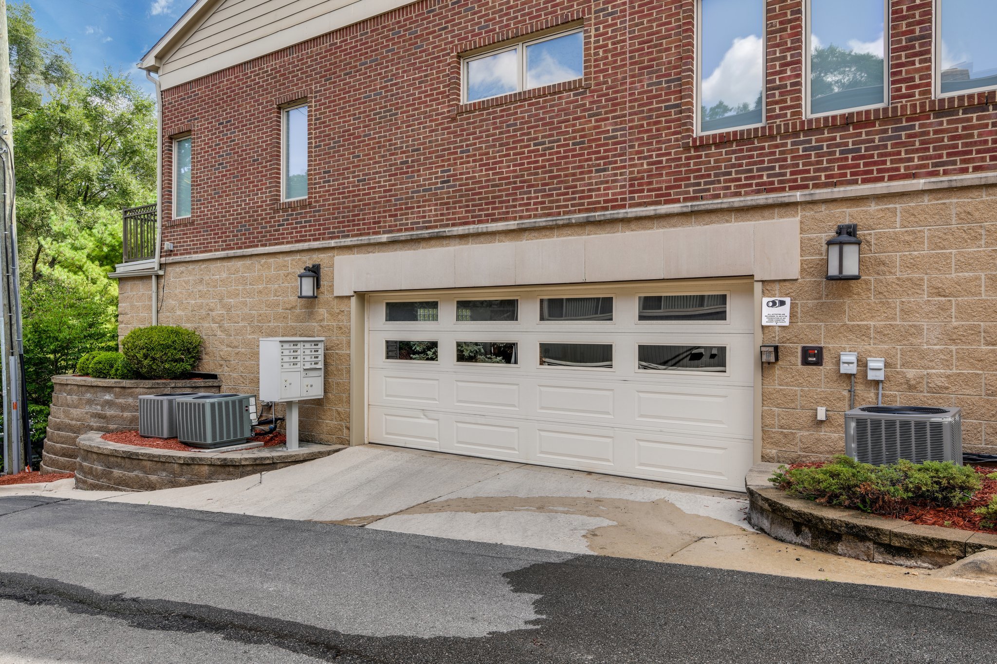 934 W Huron St, Ann Arbor, MI 48103. End unit condo in prime downtown