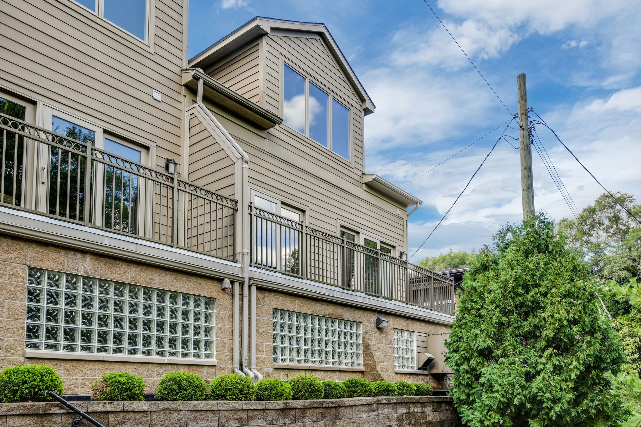 934 W Huron St, Ann Arbor, MI 48103. End unit condo in prime downtown