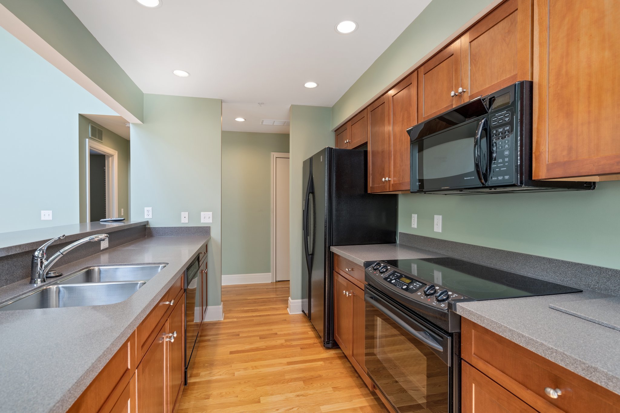 168 Ashley Mews, Ann Arbor MI 48104. Beautiful Open Layout Condo in