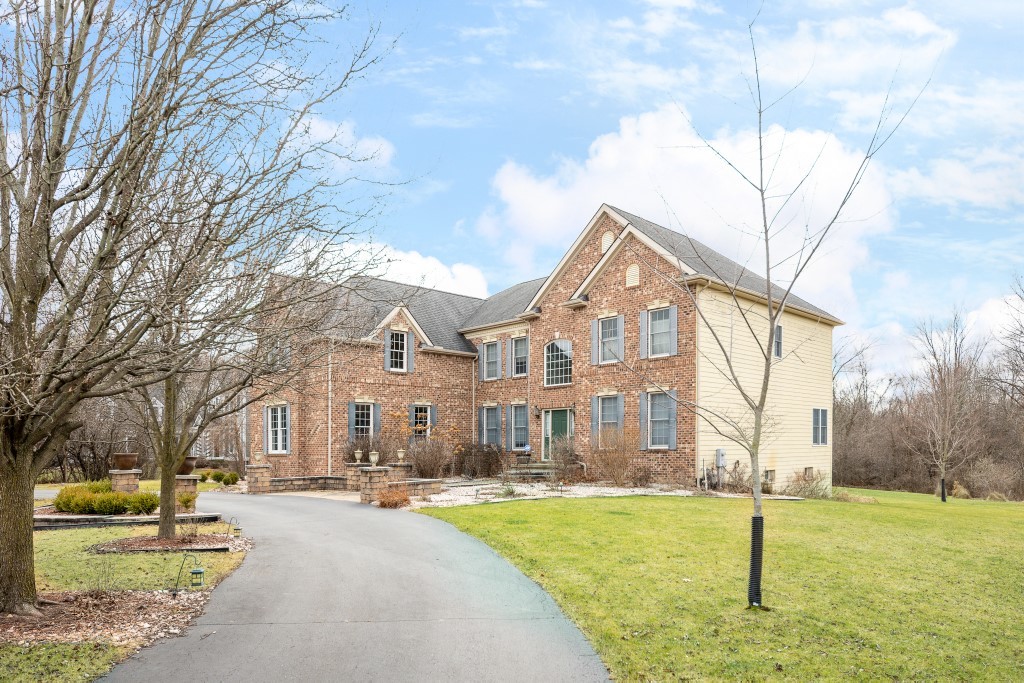 3302 Woodhill Cir, Superior Township, MI 48198. Impressive FourBedroom