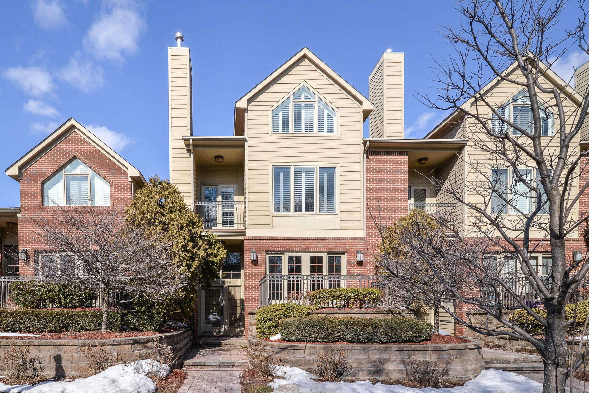 926 W Huron St, Ann Arbor, MI 48103. Pristine & elegant townhouse