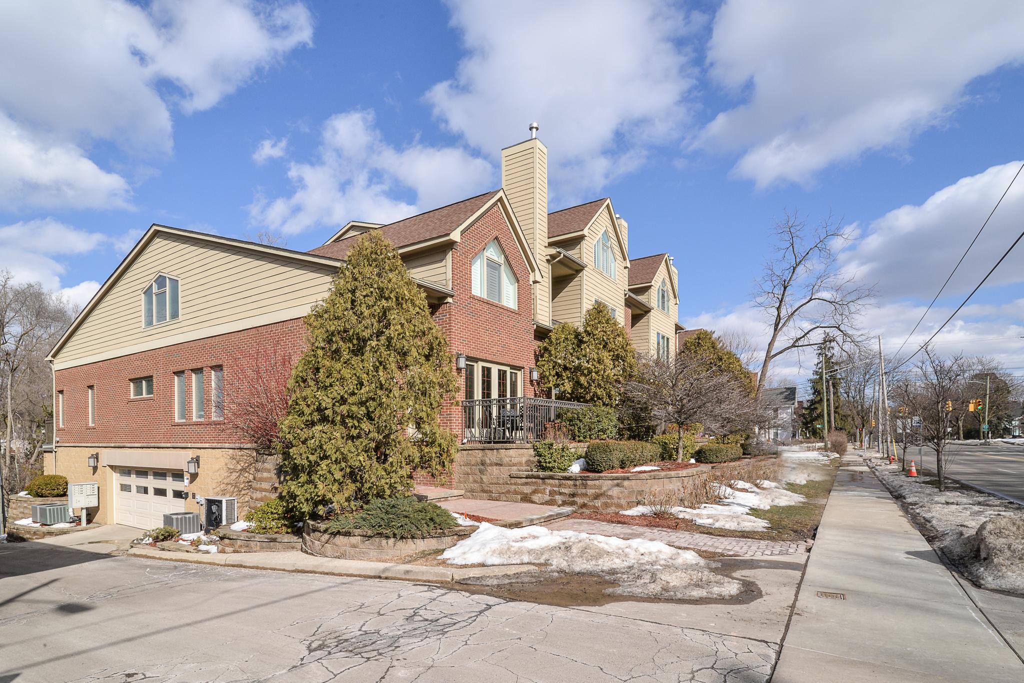926 W Huron St, Ann Arbor, MI 48103. Pristine & elegant townhouse