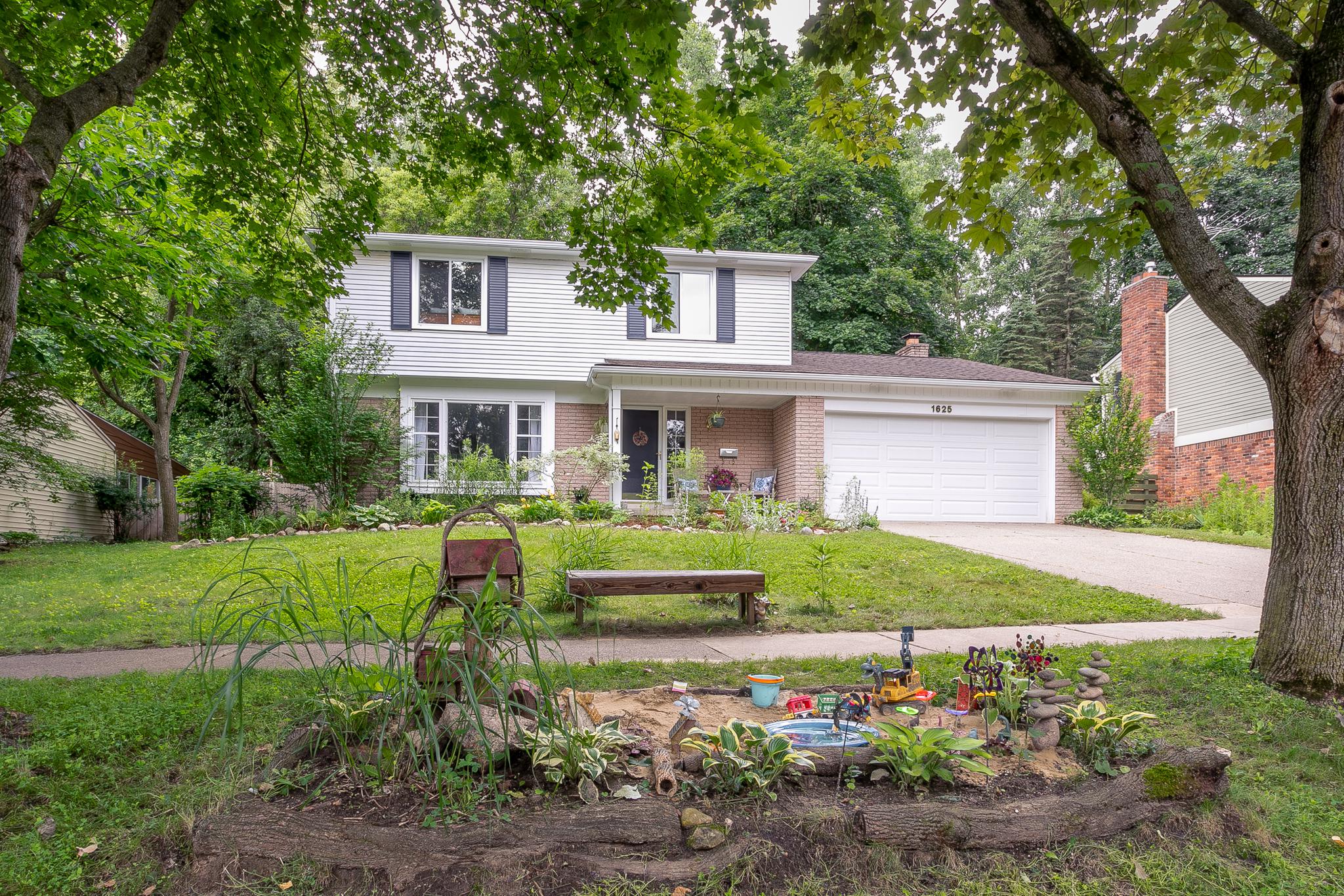 1625 Gregory St, Ypsilanti, MI 48197. Wellmaintained home with updated