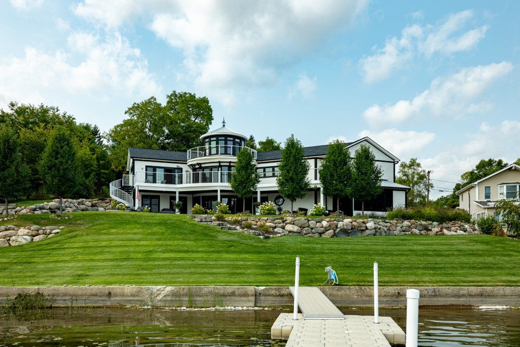 811 Glazier Rd. Chelsea MI 48118 panoramic lake views from