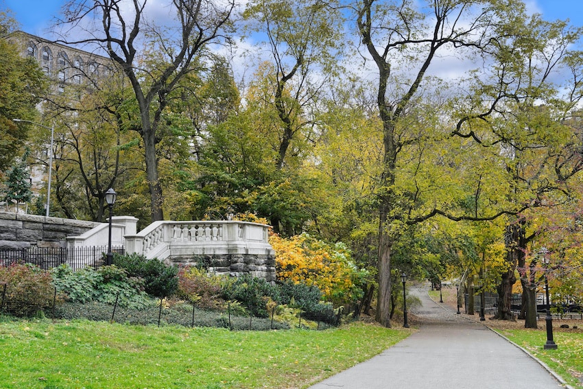 path in river side park in upper west side