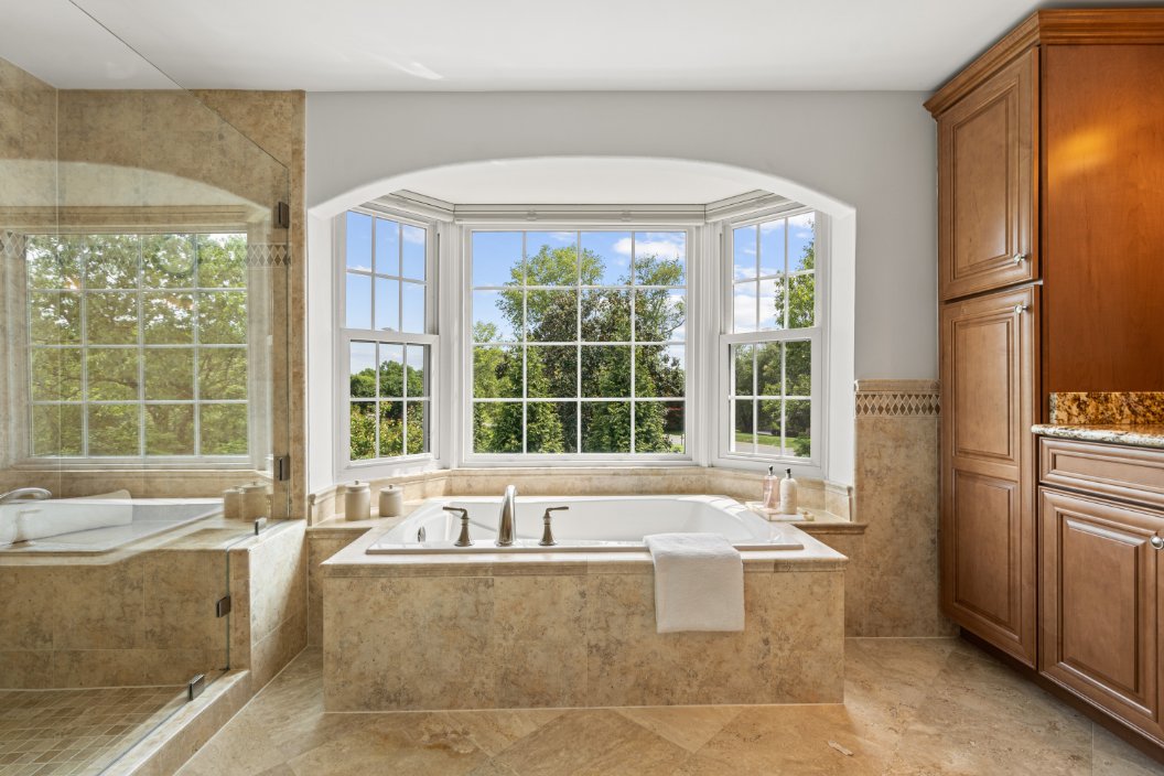 luxurious bath tub