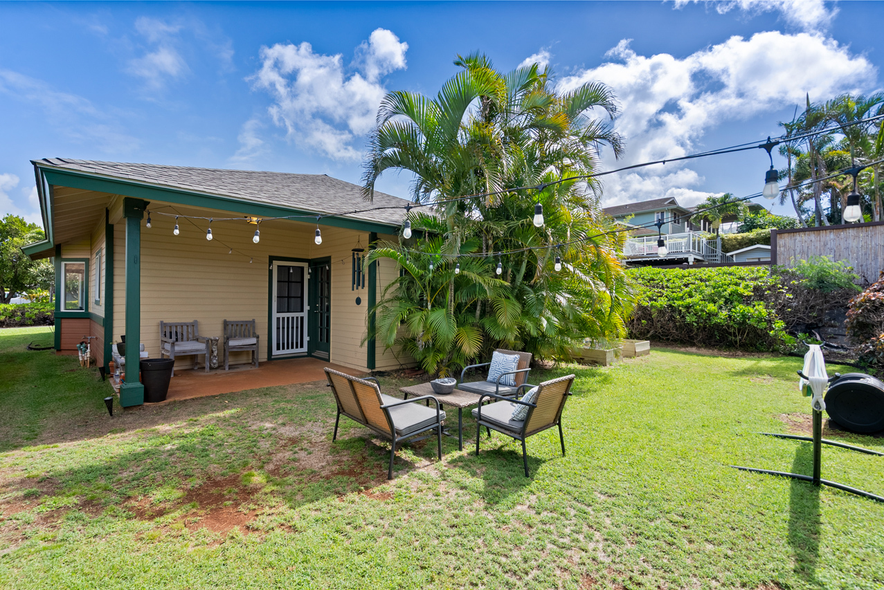 Spacious yard for entertaining: 