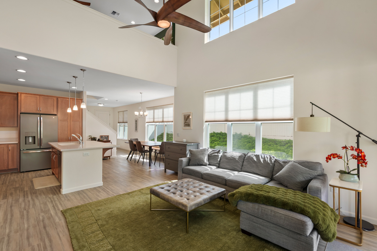 Grand living room with high ceilings: 