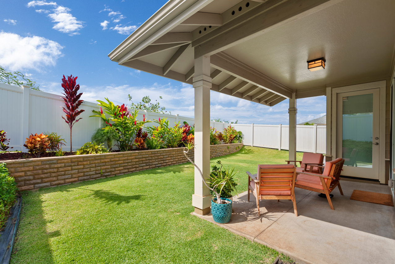 Fully fenced back yard: 