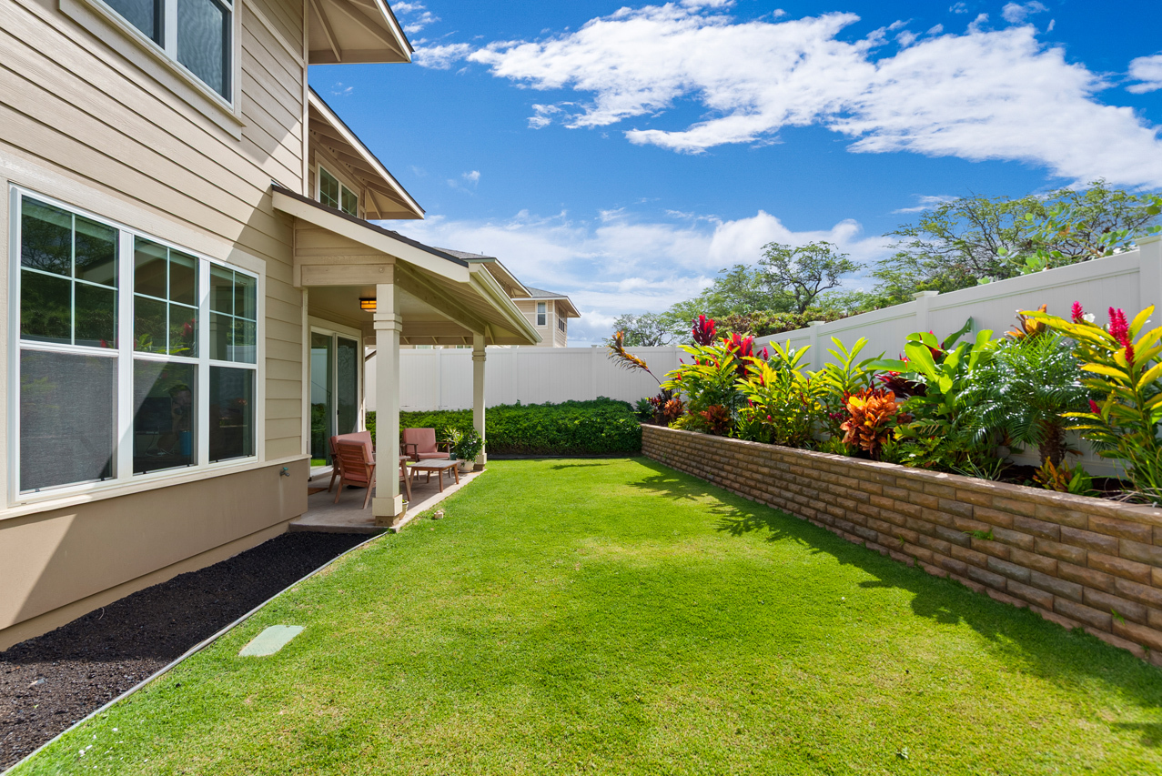 Fully fenced back yard: 