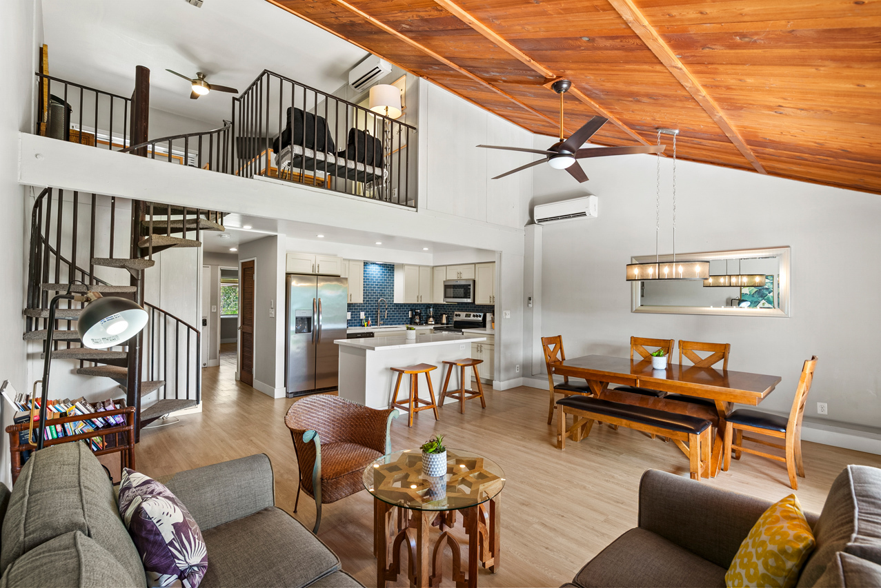 Spacious living room: 