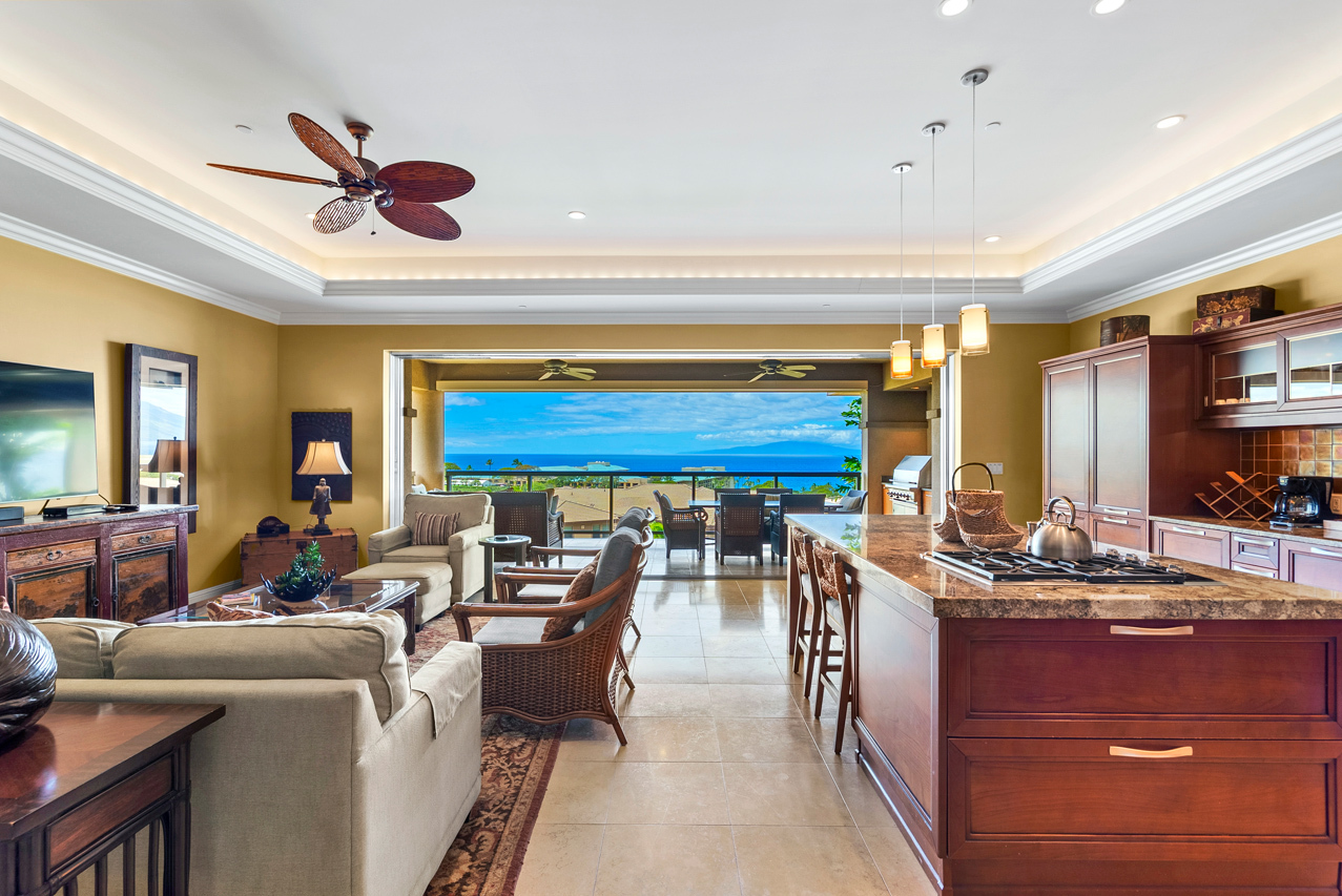 Bright and spacious living room: 