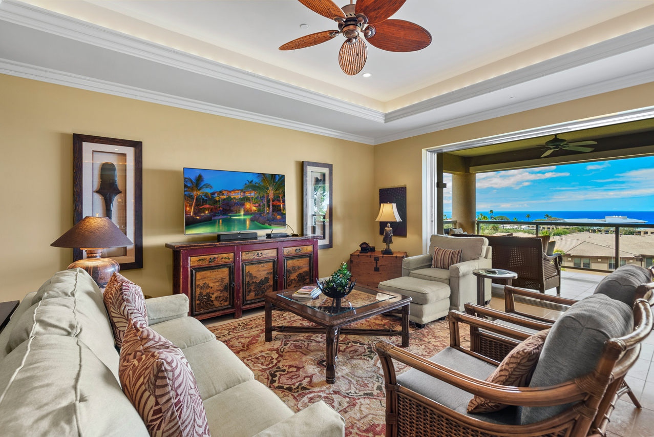 Bright and spacious living room: 