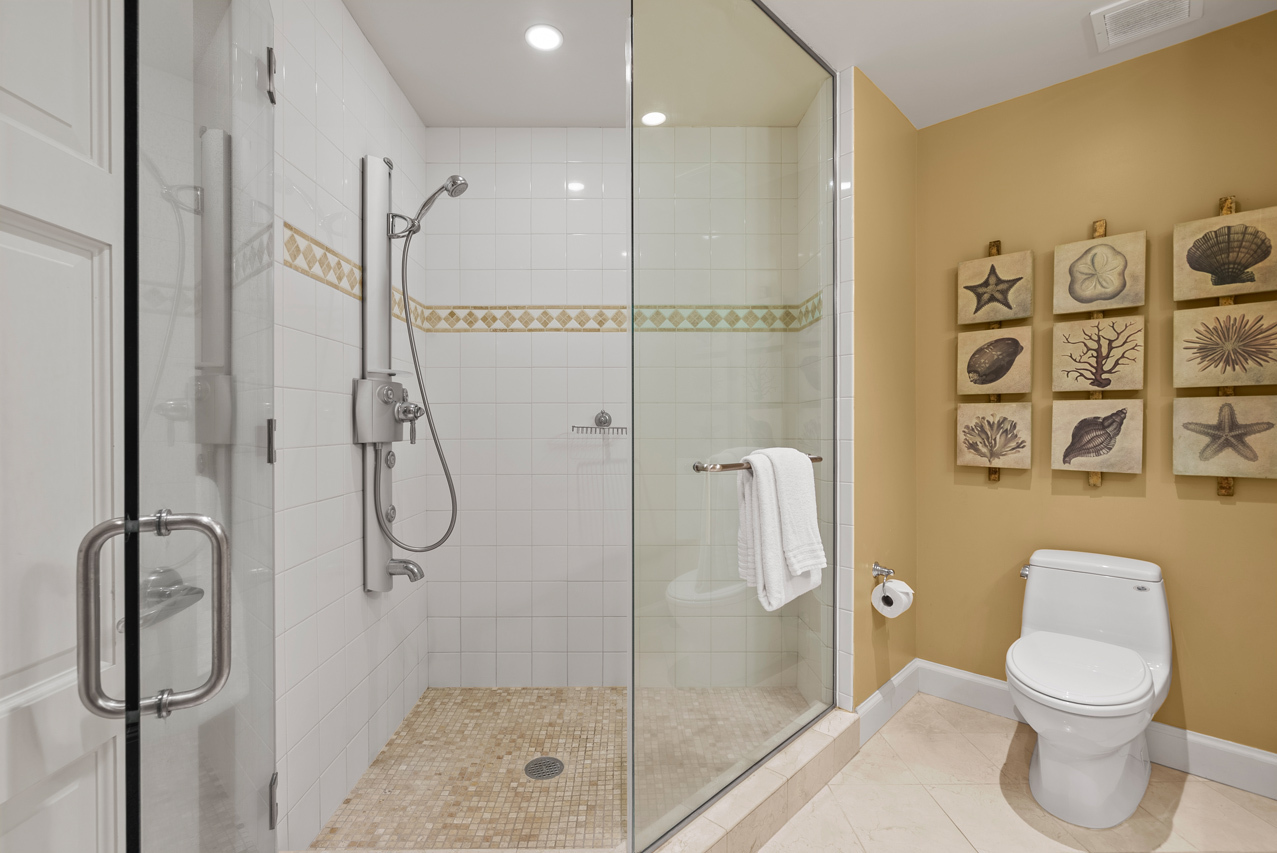 Upstairs Suite: Bathroom