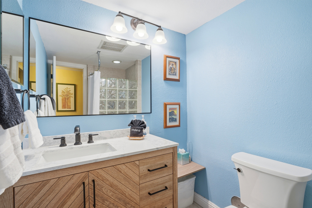 Bathroom 2: 