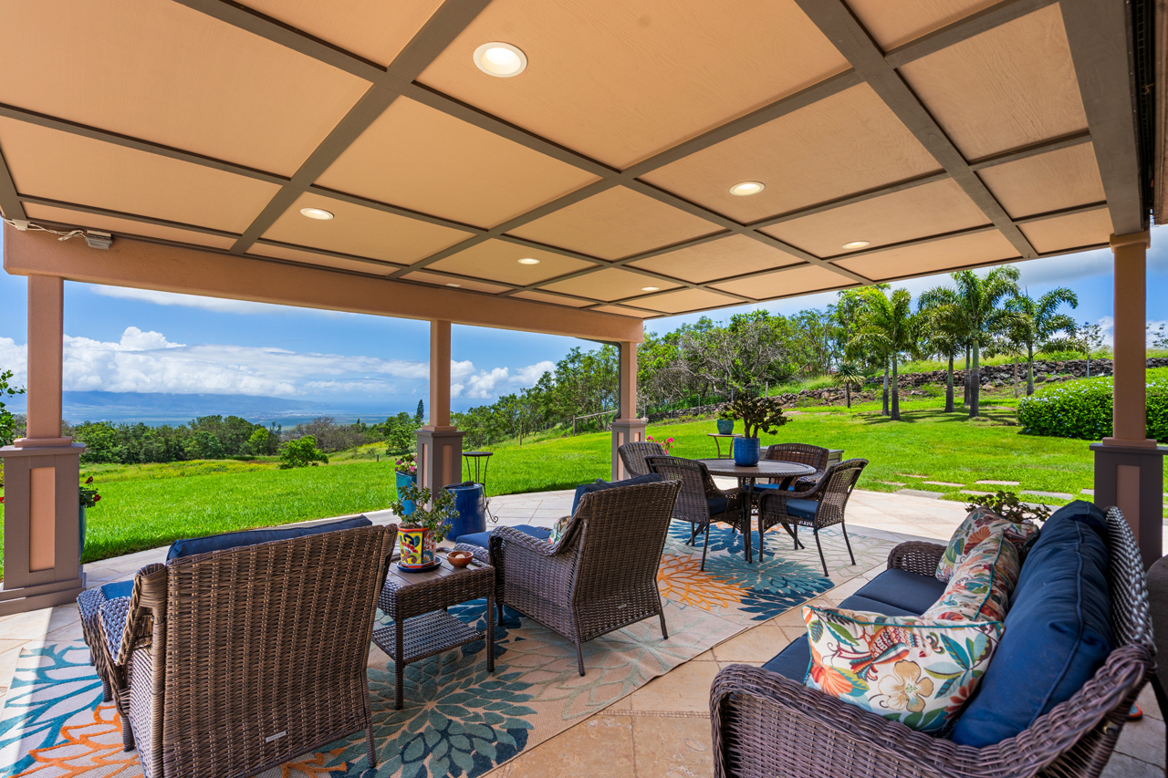 Large covered lanai: 