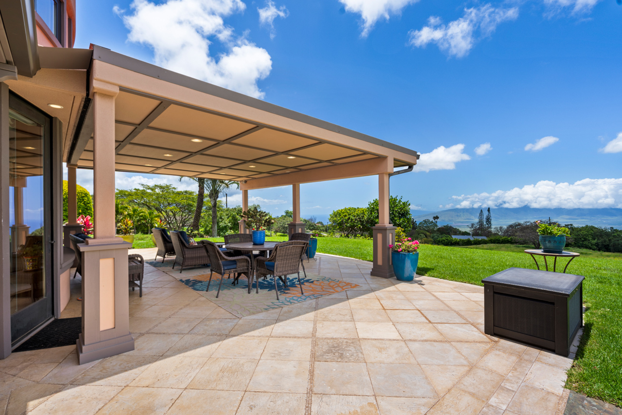 Large covered lanai: 