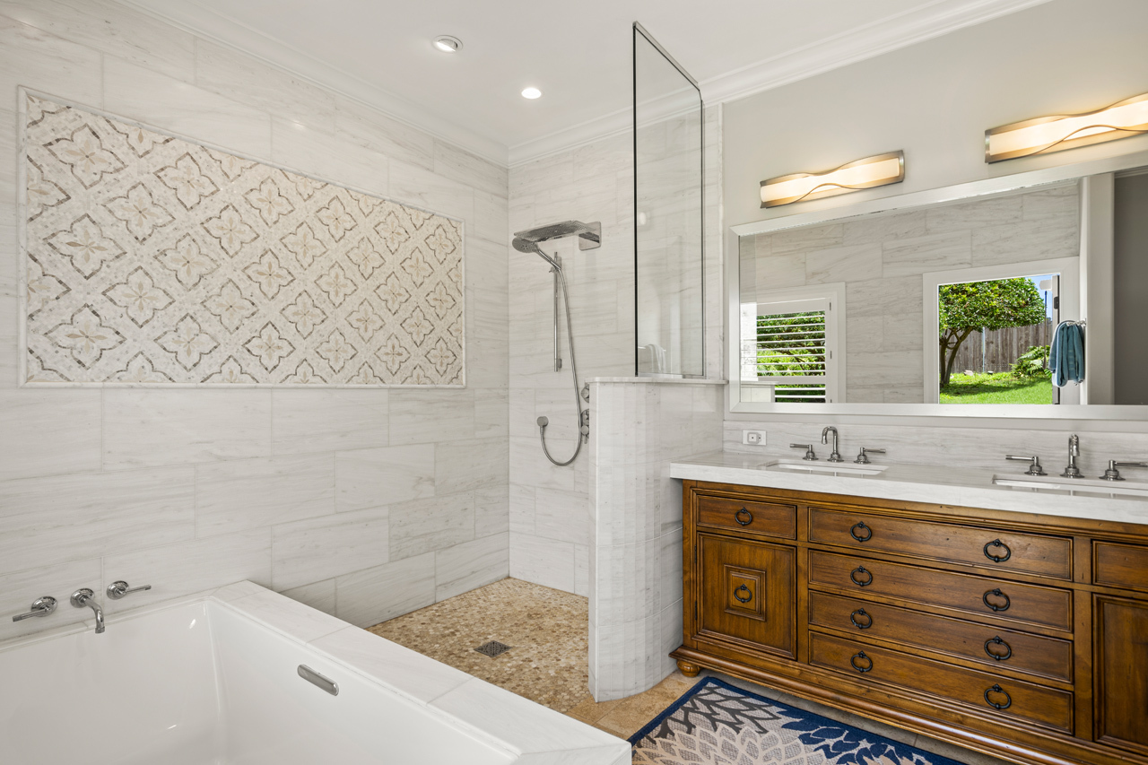 Primary Bathroom: 