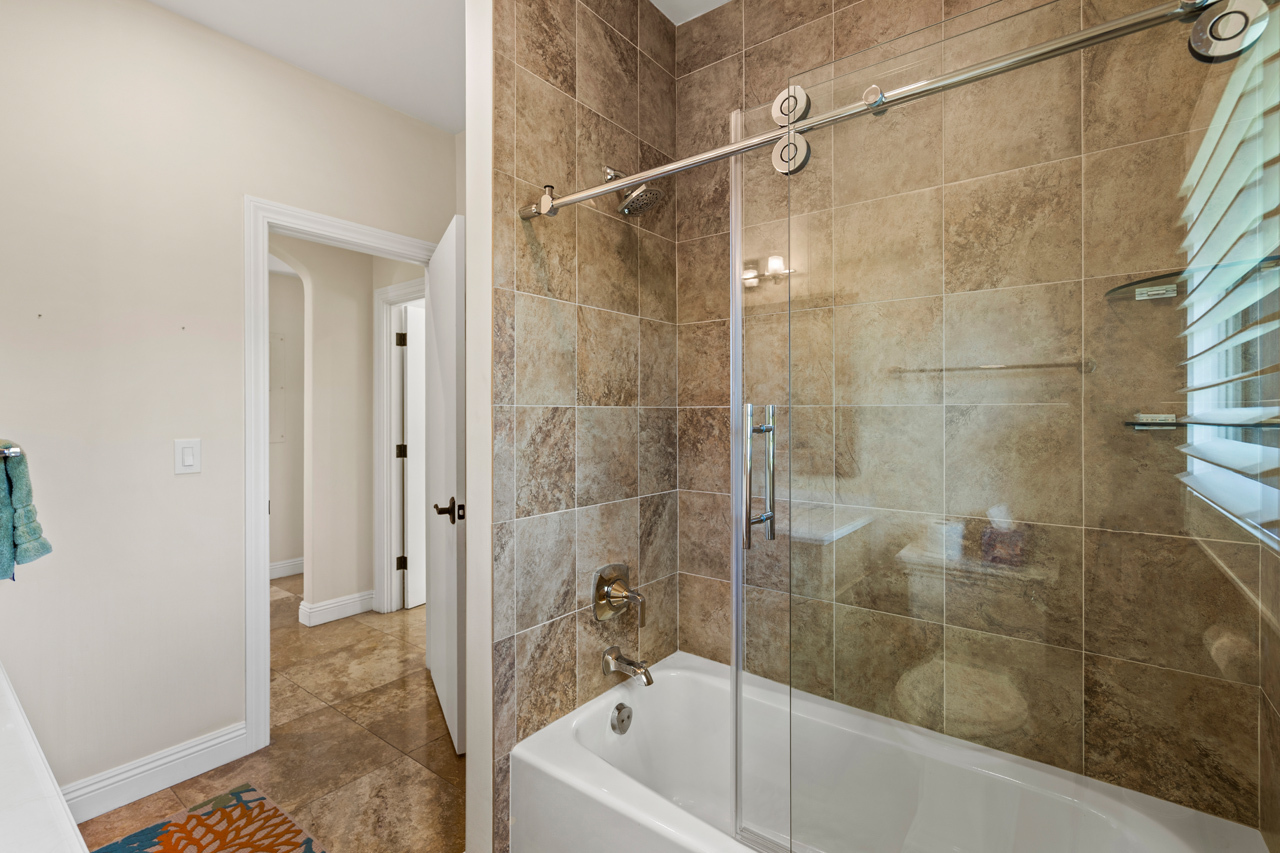 Bathroom 2: 