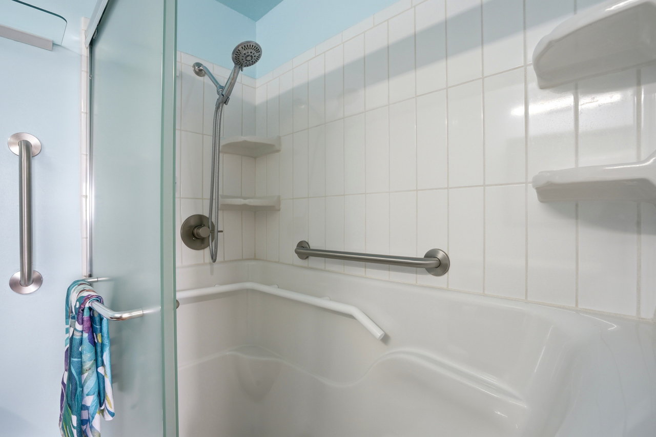 Bathroom 1: 