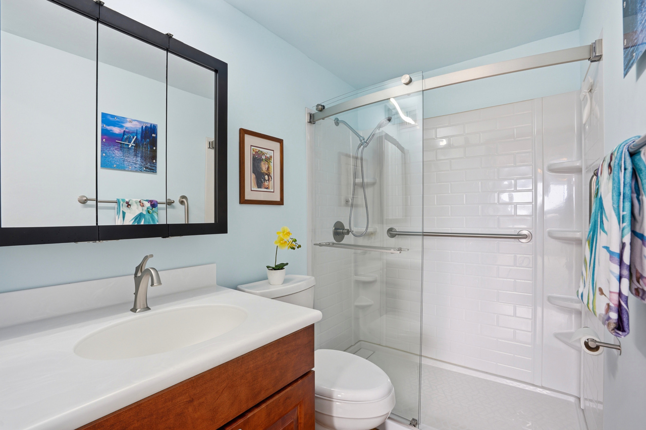 Bathroom 2: 