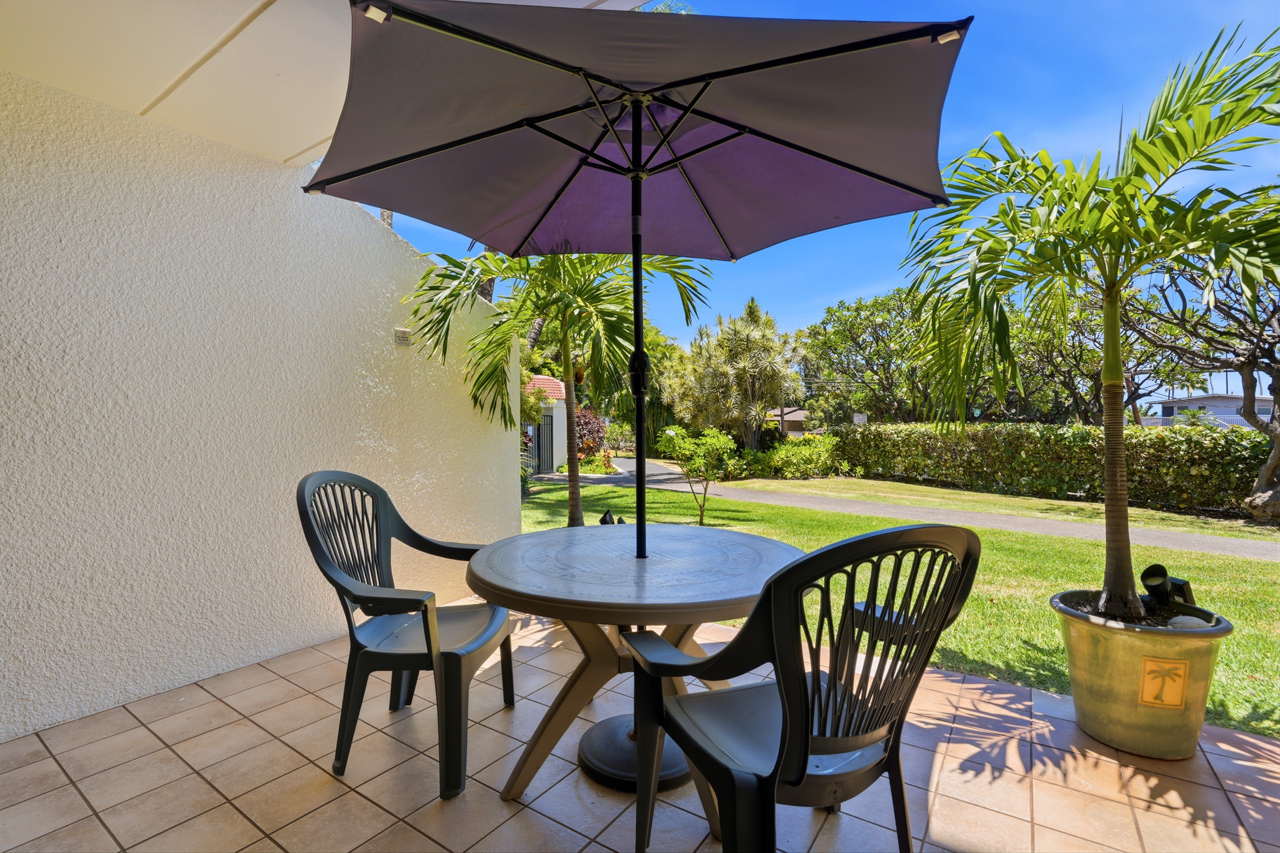 Lanai with partial ocean view: 
