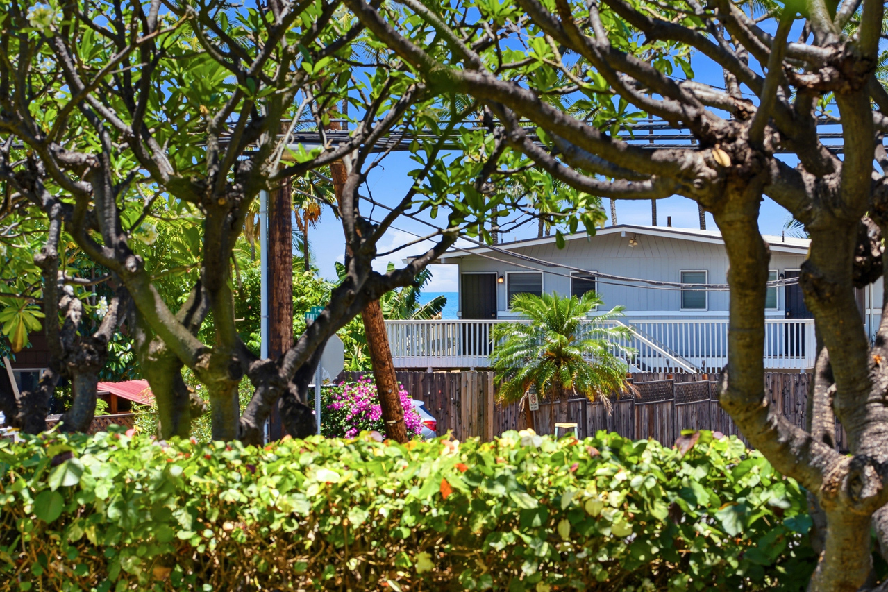 Lanai with partial ocean view: 