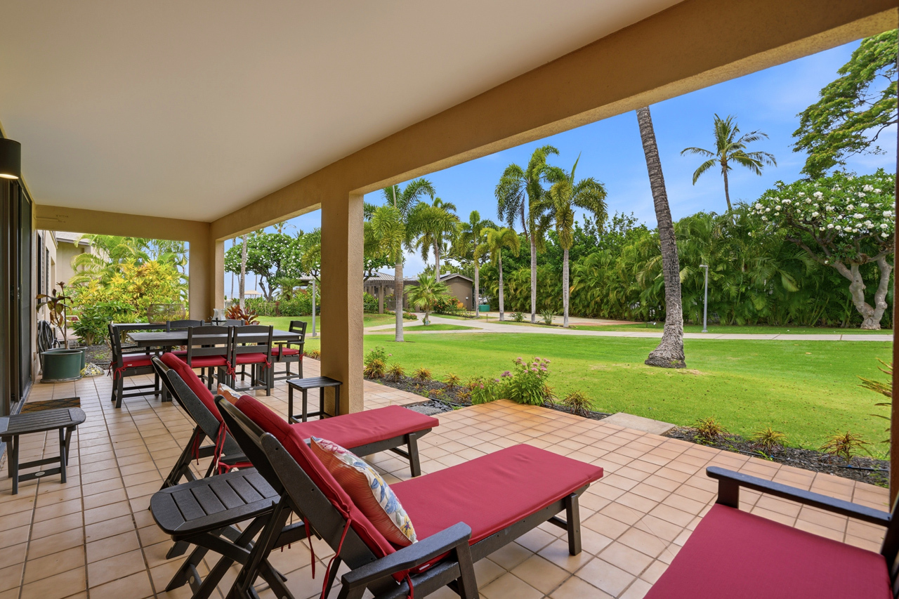 Wide covered lanai: 