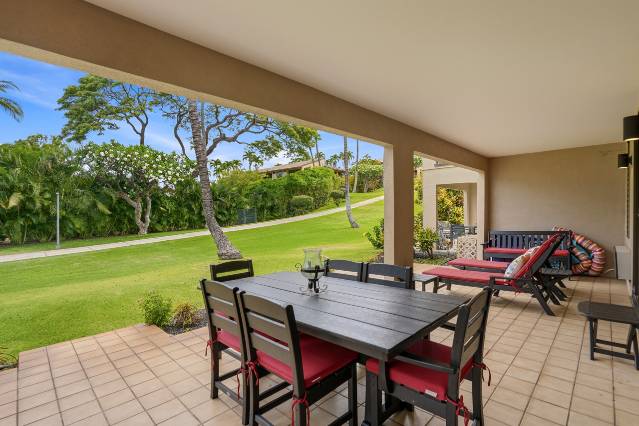 Wide covered lanai: 