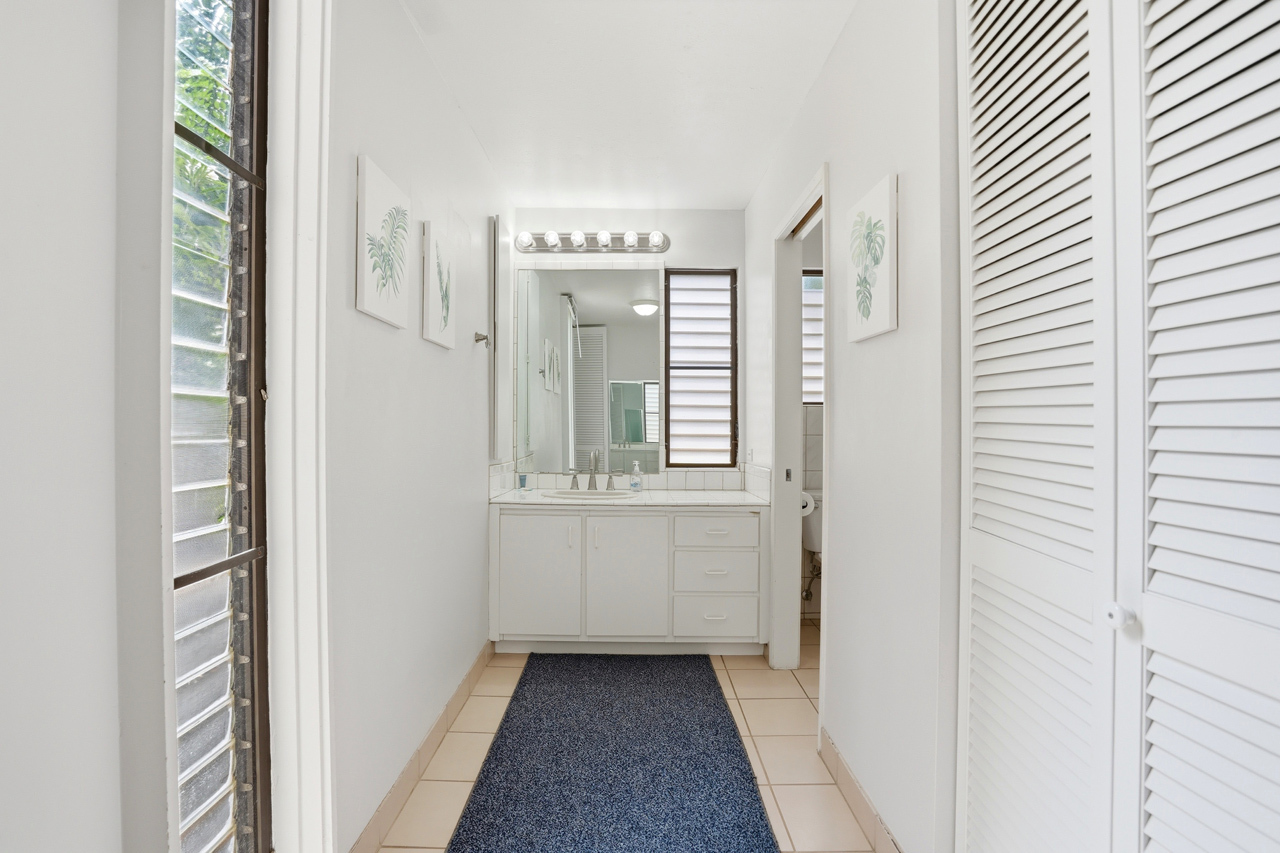 Bathroom 1: 