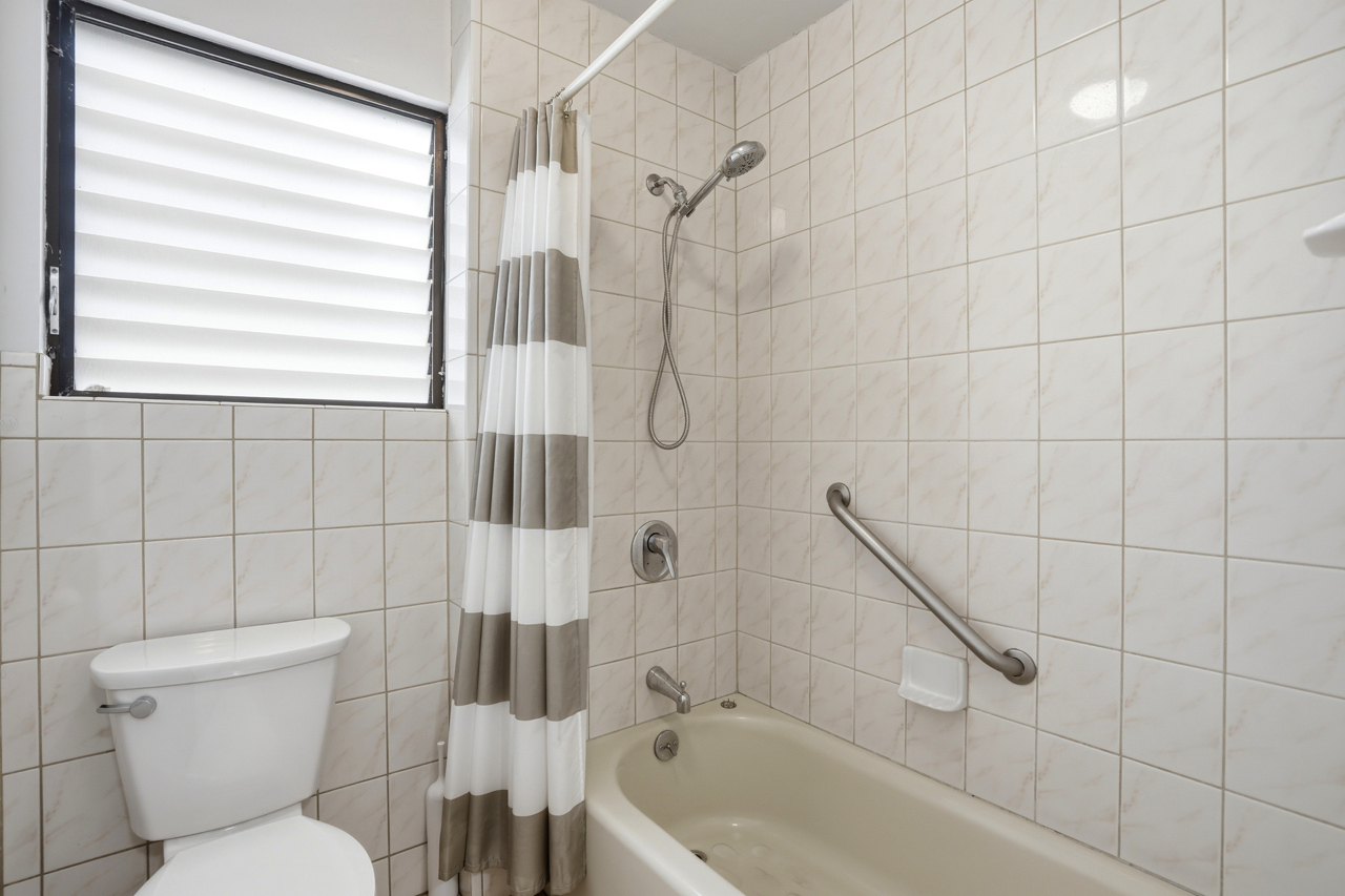 Bathroom 2: 