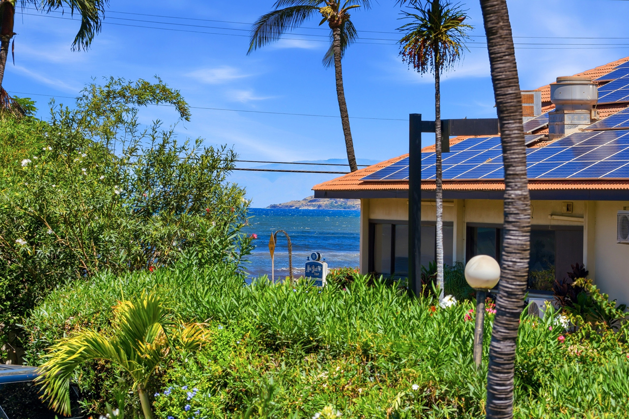 Lanai with ocean views: 