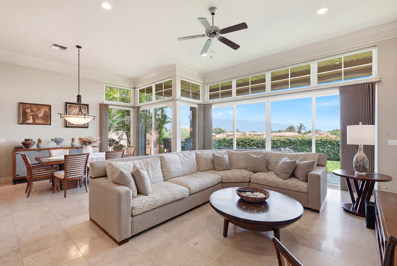 Bright and spacious living room: 