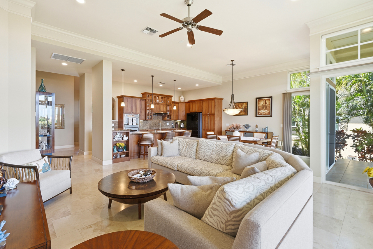 Bright and spacious living room: 
