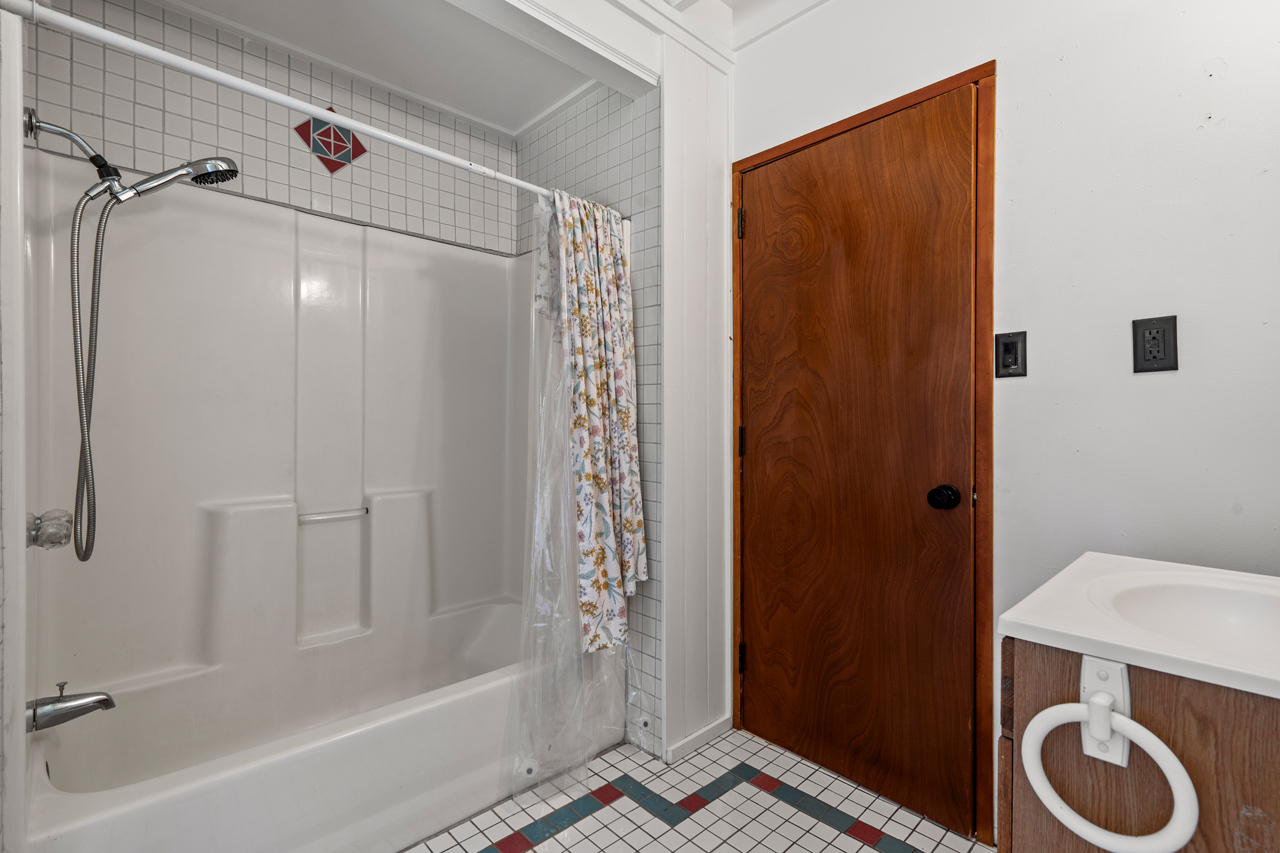 Bedroom 3 & Bathroom 3: 