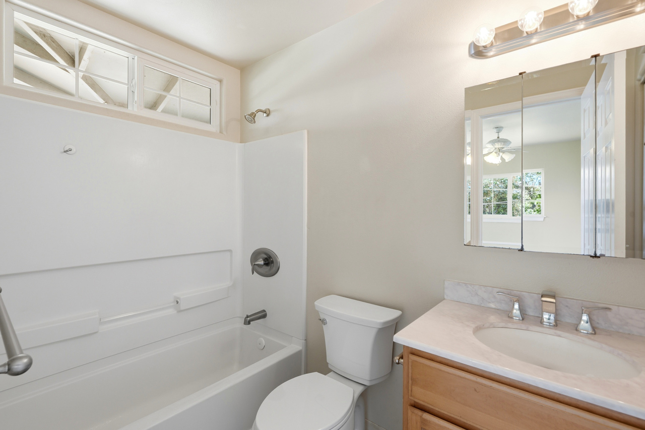 Upstairs Suite: Bathroom