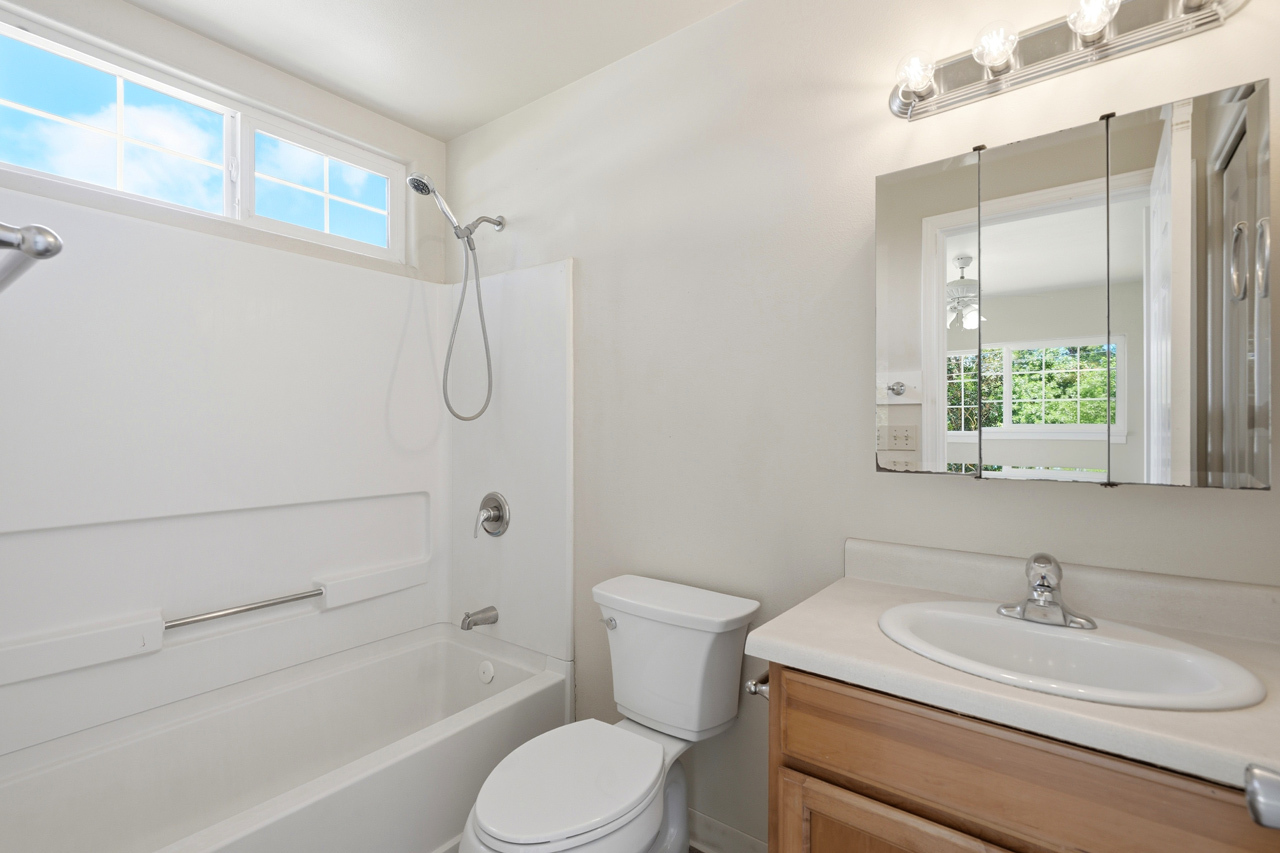 Downstairs Suite: Bathroom